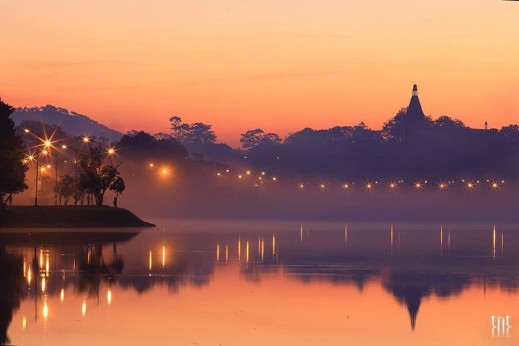Đà Lạt (Lâm Đồng). Trăng rằm soi qua rừng thông và mặt hồ Xuân Hương phẳng lặng khiến thành phố sương mù trở nên thơ mộng hơn bao giờ hết. Ảnh: Pinterest.