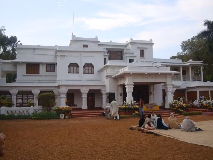 Quê hương tinh thần của Rabindranath Tagore. Khu phố Santiniketan gắn liền với cuộc đời và tư tưởng của nhà thơ, triết gia Rabindranath Tagore. Ông lớn lên và phát triển nhiều ý tưởng giáo dục tiến bộ tại Santiniketan, biến nơi này thành trung tâm văn hóa và trí thức nổi tiếng của Ấn Độ. Ảnh: Pinterest.