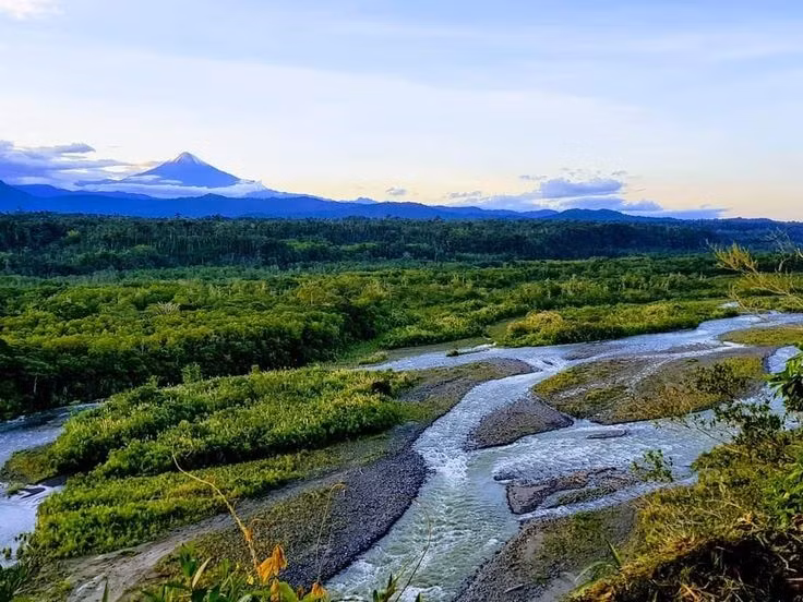 Địa hình đa dạng. Từ rừng nhiệt đới Amazon đến đỉnh núi băng tuyết Andes, Vườn quốc gia Sangay bao phủ hầu hết các dạng địa hình của Ecuador. Ảnh: Pinterest.