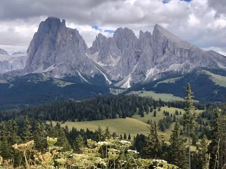Có hơn 18 đỉnh cao trên 3.000 mét. Với chiều cao ấn tượng, những ngọn núi như Marmolada hay Tre Cime di Lavaredo là biểu tượng thiên nhiên của nước Ý. Ảnh: Pinterest.