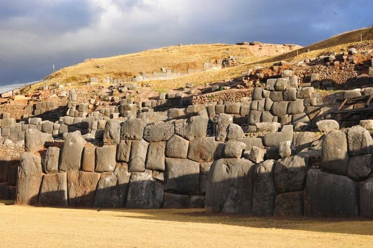 1. Được xây dựng từ những phiến đá nặng tới hàng trăm tấn. Một số phiến đá trong bức tường Sacsayhuaman có trọng lượng ước tính lên đến 120–200 tấn, khiến việc di chuyển và lắp ghép chúng trở thành một bí ẩn chưa có lời giải. Ảnh: Pinterest.