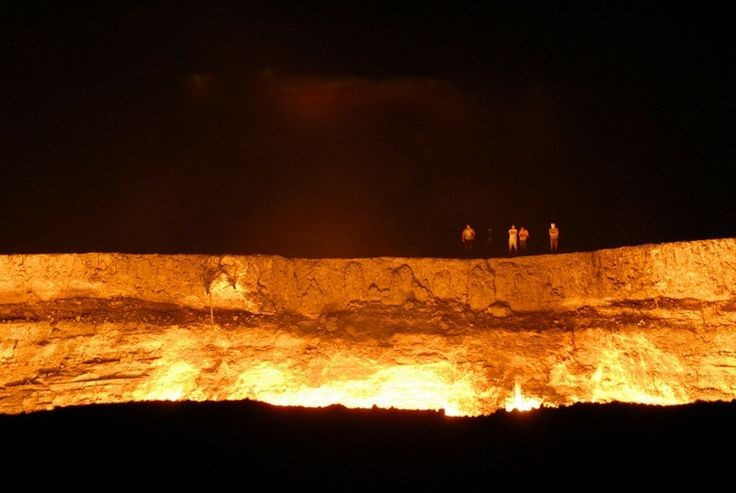 8. Không có rào chắn bảo vệ xung quanh. Du khách có thể tiếp cận rất gần miệng hố, điều này gây nên nhiều lo ngại về an toàn do không có hàng rào hay biện pháp bảo vệ rõ ràng. Ảnh: Pinterest.
