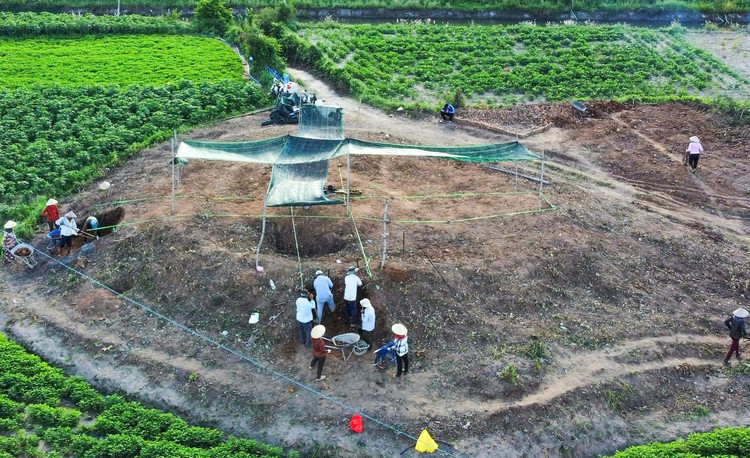 Việc bảo tồn di tích cần sự phối hợp của chính quyền và ngành văn hóa, nhằm ngăn chặn xâm hại, đồng thời kết quả nghiên cứu sẽ góp phần bổ sung tư liệu quý cho lịch sử Chăm Pa và trung đại Việt Nam. Ảnh: Trương Định / Báo Tiền Phong.