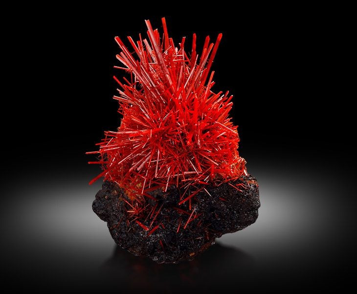 Là khoáng vật chứa chromate hiếm gặp. Crocoite gồm chì và crom oxy hóa, rất ít nơi có điều kiện hình thành. Ảnh: Pinterest.