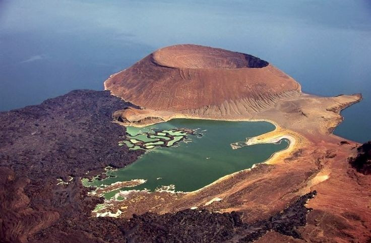 Núi lửa vẫn hoạt động. Đảo Trung tâm nằm giữa hồ có ba miệng núi lửa nhỏ vẫn còn phun hơi và lưu huỳnh. Ảnh: Pinterest.