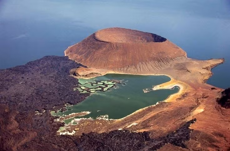 Núi lửa vẫn hoạt động. Đảo Trung tâm nằm giữa hồ có ba miệng núi lửa nhỏ vẫn còn phun hơi và lưu huỳnh. Ảnh: Pinterest.