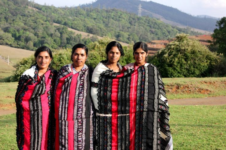 Sinh sống trên cao nguyên Nilgiri mát lạnh. Người Toda cư trú chủ yếu ở độ cao trên 2.000 mét, nơi khí hậu mát mẻ quanh năm, khác biệt rõ rệt so với hình ảnh Ấn Độ nhiệt đới quen thuộc. Ảnh: Pinterest.