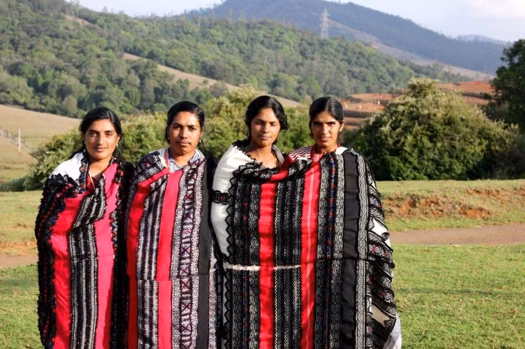 Sinh sống trên cao nguyên Nilgiri mát lạnh. Người Toda cư trú chủ yếu ở độ cao trên 2.000 mét, nơi khí hậu mát mẻ quanh năm, khác biệt rõ rệt so với hình ảnh Ấn Độ nhiệt đới quen thuộc. Ảnh: Pinterest.