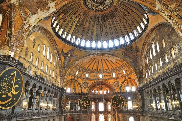 Từng hoạt động như bảo tàng vào thế kỷ 20. Năm 1935, dưới thời Mustafa Kemal Atatürk, Hagia Sophia được chuyển đổi thành bảo tàng, mở cửa cho công chúng và phơi bày lại nhiều bức tranh khảm Byzantine quý giá. Ảnh: Pinterest.