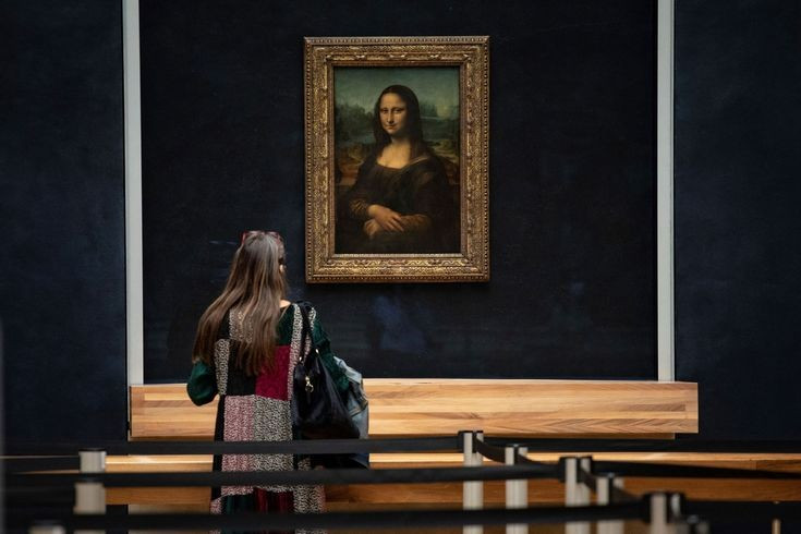 2. Nụ cười của Mona Lisa thay đổi tùy vào góc nhìn. Kỹ thuật sfumato (làm mờ) mà Da Vinci sử dụng khiến nụ cười của nàng có vẻ mỉm cười hoặc buồn tùy theo ánh sáng và vị trí người quan sát. Ảnh: Pinterest.