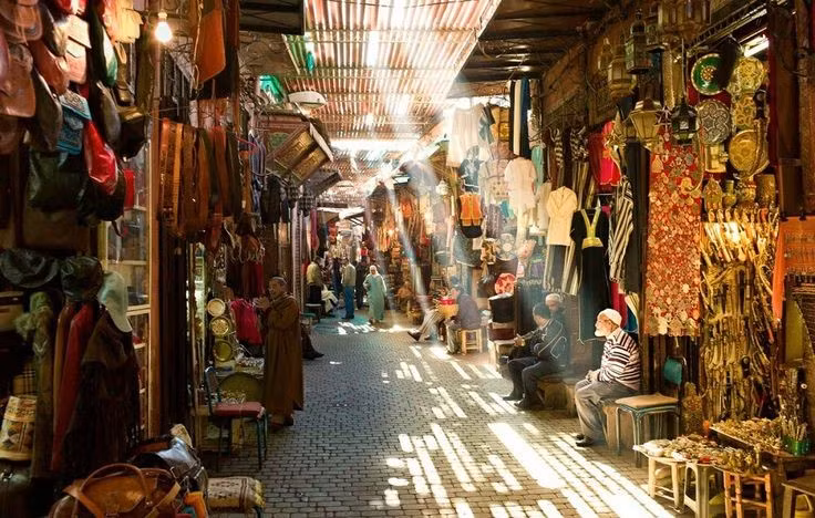 Thiên đường của hàng thủ công. Các khu chợ (souks) trong Medina bày bán đa dạng sản phẩm thủ công như thảm, gốm, đồ đồng và da thuộc, phản ánh tay nghề tinh xảo của nghệ nhân địa phương. Ảnh: Pinterest.