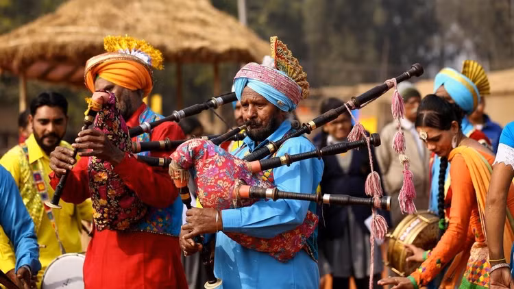 Lễ hội và âm nhạc sôi động. Người Bhil có nhiều lễ hội truyền thống với điệu múa và âm nhạc rộn ràng, thường diễn ra trong các dịp nông nghiệp hoặc tín ngưỡng cộng đồng. Ảnh: digpu.com