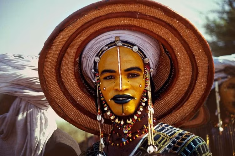Có ngôn ngữ riêng thuộc hệ Niger-Congo. Người Fulani nói tiếng Fulfulde (hay Pulaar), một ngôn ngữ thuộc nhánh Đại Tây Dương của hệ Niger-Congo. Dù phân bố rộng, các cộng đồng Fulani vẫn giữ được sự liên kết văn hóa thông qua ngôn ngữ này. Ảnh: Pinterest.