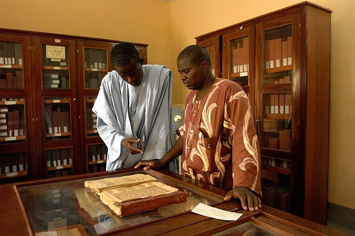 Die Manuskripte widerlegen das Klischee vom „unterentwickelten Afrika“. Die Timbuktu-Manuskripte belegen den hohen Wissensstand der antiken Sahara-Region. Foto: Pinterest. Nội dung bản thảo phản bác bỏ định kiến về “châu Phi kém phát triển”. Các bản thảo Timbuktu thể hiện trình độ tri thức cao của khu vực Sahara cổ. Ảnh: Pinterest.