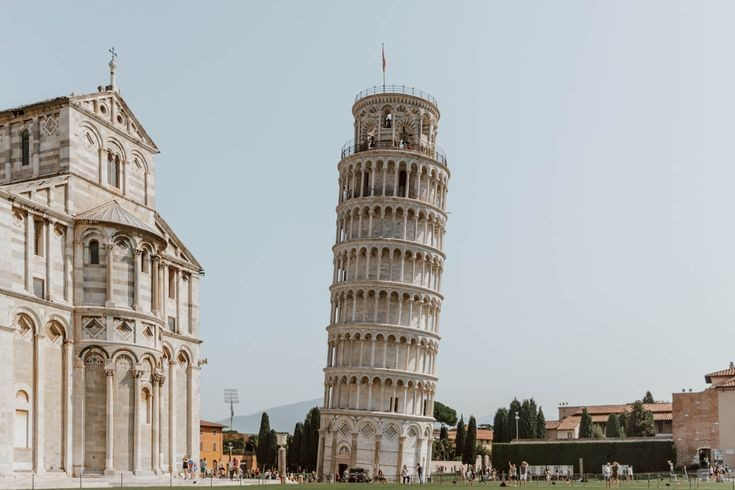 Chiều cao không đồng đều. Một bên tháp cao 56,67 mét, trong khi bên còn lại chỉ cao 55,86 mét do độ nghiêng tạo ra sự chênh lệch. Ảnh: Pinterest.