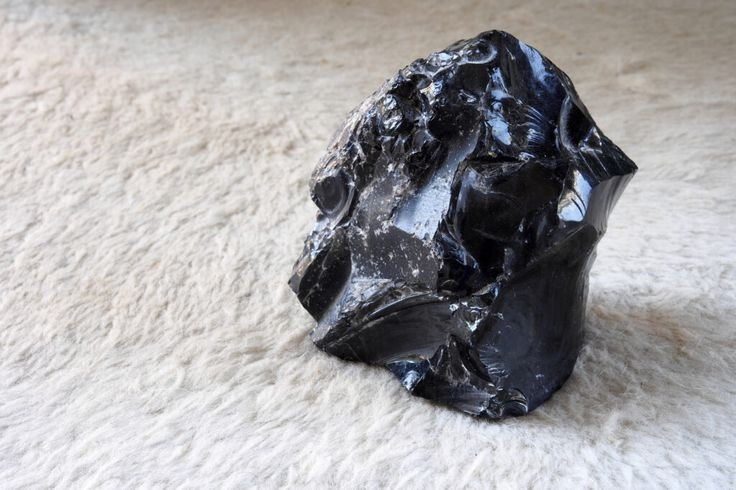 Gắn liền với tín ngưỡng Trung Mỹ. Các nền văn hóa Aztec và Maya rất coi trọng obsidian. Ảnh: Pinterest.
