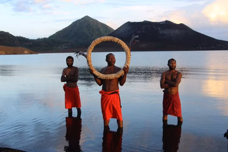 Đóng vai trò quan trọng trong chính trị Papua New Guinea hiện đại. Cộng đồng Tolai có ảnh hưởng đáng kể trong đời sống chính trị và kinh tế khu vực Đông New Britain, thể hiện sự thích nghi giữa truyền thống và hiện đại. Ảnh: papuanewguinea.travel.