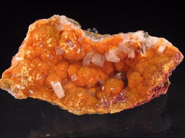 Tên gọi bắt nguồn từ tiếng Latin cổ. Từ “orpiment” xuất phát từ auripigmentum, nghĩa là “sắc tố vàng”, phản ánh đặc tính thị giác của khoáng vật này. Ảnh: Pinterest.