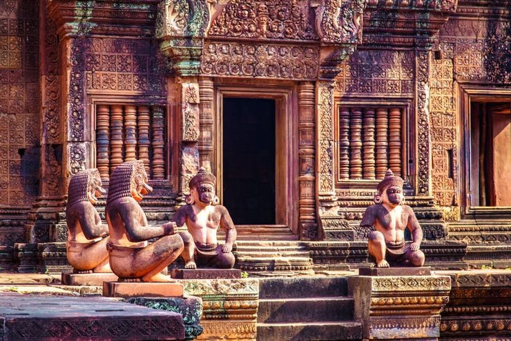Được phát hiện lại vào thế kỷ 20. Sau nhiều thế kỷ bị lãng quên, Banteay Srei được các nhà khảo cổ Pháp phát hiện và trùng tu vào đầu thế kỷ 20. Ảnh: Pinterest.