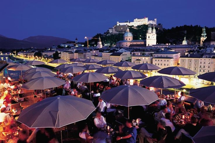Trung tâm văn hóa sống động quanh năm. Salzburg Festival là sự kiện lớn diễn ra hàng năm, quy tụ các nghệ sĩ hàng đầu thế giới, biến nơi đây thành một trung tâm nghệ thuật sôi động. Ảnh: Pinterest.