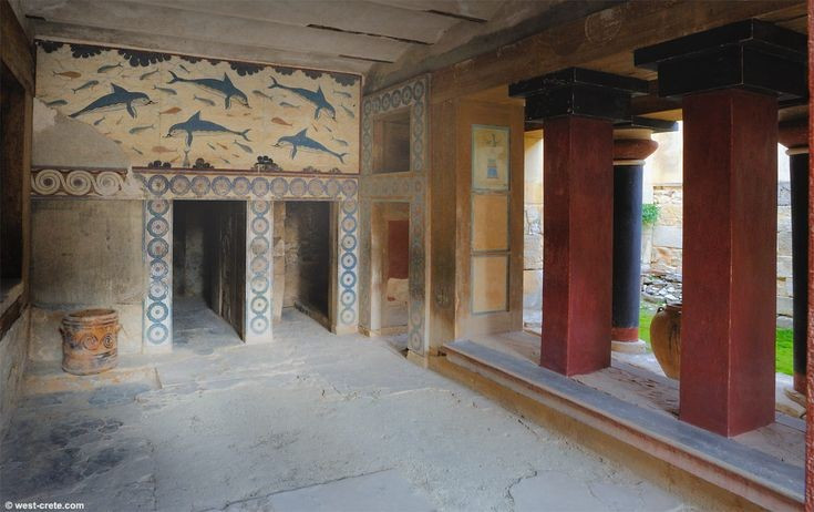 Tường được trang trí bằng tranh rực rỡ. Nhiều bức tranh mô tả nghi lễ, thiên nhiên và đời sống cung đình. Ảnh: Pinterest.