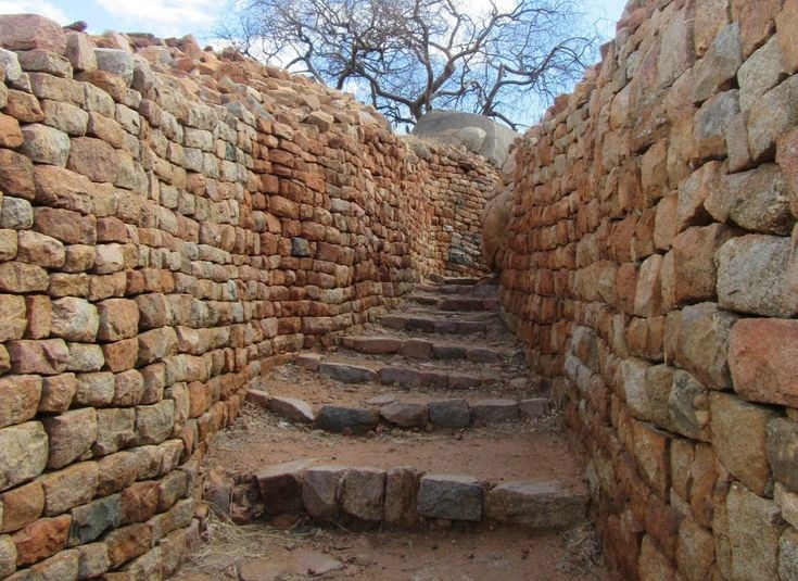 Kiến trúc bằng đá không vữa. Những bức tường ở Khami được ghép khít hoàn hảo mà không dùng xi măng hay chất kết dính. Ảnh: Pinterest.