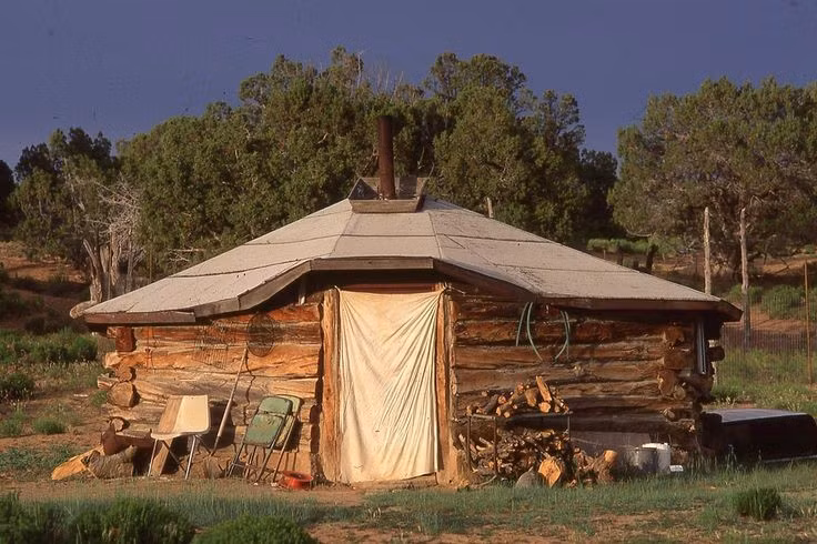 Nhà ở truyền thống hogan mang ý nghĩa thiêng liêng. Hogan không chỉ là nơi sinh hoạt mà còn gắn với nghi lễ và quan niệm tâm linh về vũ trụ của người Navajo. Ảnh: Pinterest.