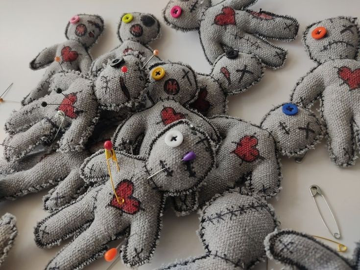 6. Búp bê Vodou có nguồn gốc khác với tưởng tượng. Trong Vodou truyền thống, búp bê được dùng như công cụ để chữa lành, tưởng nhớ người đã khuất hoặc làm vật liên kết tâm linh, không phải để nguyền rủa ai đó. Ảnh: Pinterest.