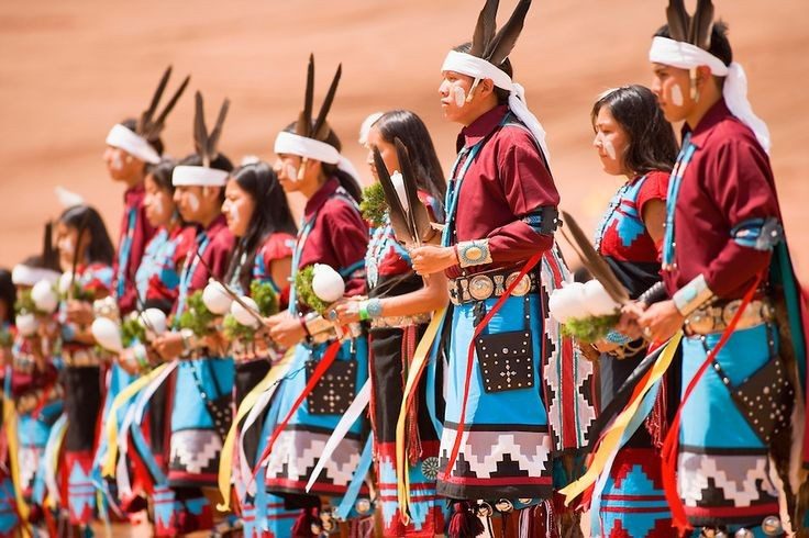 Người Navajo tự gọi mình là Diné, nghĩa là “con người”. Tên gọi Diné phản ánh bản sắc tự thân của người Navajo, nhấn mạnh mối quan hệ gắn bó giữa cộng đồng và thế giới tự nhiên. Ảnh: Pinterest.