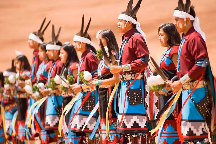 Người Navajo tự gọi mình là Diné, nghĩa là “con người”. Tên gọi Diné phản ánh bản sắc tự thân của người Navajo, nhấn mạnh mối quan hệ gắn bó giữa cộng đồng và thế giới tự nhiên. Ảnh: Pinterest.