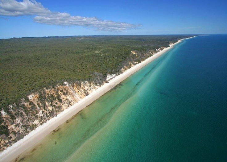 Bãi biển trên đảo từng được dùng làm “đường băng”. Bãi biển dài và phẳng của K’gari, đặc biệt là khu vực 75 Mile Beach, từng được sử dụng như một đường băng tự nhiên cho máy bay nhỏ. Ngày nay, du khách vẫn có thể thấy máy bay du lịch hạ cánh trên bãi biển trong các chuyến tham quan từ trên không. Ảnh: Pinterest.