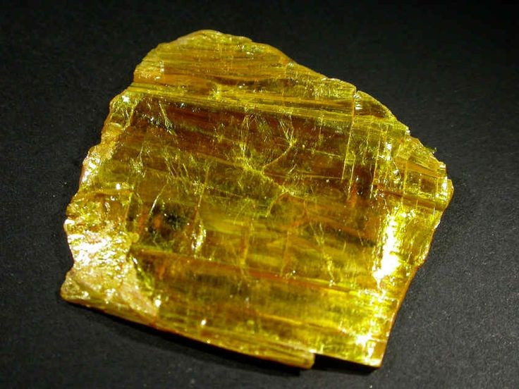 Là khoáng vật sulfua của asen có màu vàng đặc trưng. Orpiment có công thức hóa học As₂S₃, nổi bật với sắc vàng chanh đến vàng cam rất dễ nhận biết, từng khiến con người nhầm tưởng là vàng thật trong lịch sử. Ảnh: Pinterest.