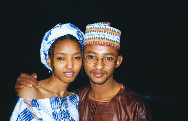 Âm nhạc và kể chuyện dân gian phong phú. Âm nhạc Hausa sử dụng nhiều nhạc cụ truyền thống như trống, đàn dây và kèn. Những bài hát, truyện kể thường ca ngợi lịch sử, đạo đức và các anh hùng cộng đồng. Ảnh: Pinterest.