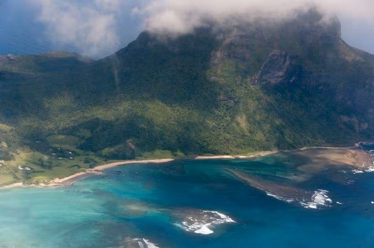 Là tàn tích của núi lửa cổ đại. Quần đảo Lord Howe hình thành từ hoạt động núi lửa cách đây 7 triệu năm. Ảnh: Pinterest.