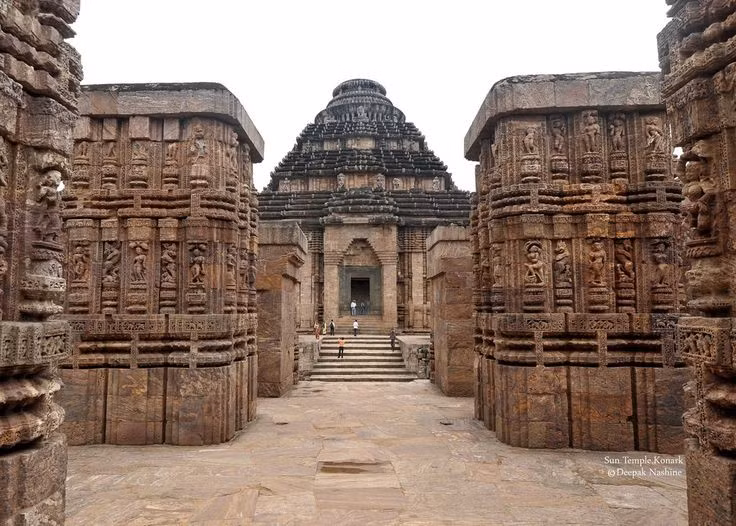 Konark có ý nghĩa là “Góc của Mặt Trời”. Tên gọi ghép từ “Kona” (góc) và “Arka” (Mặt Trời) trong tiếng Phạn, thể hiện vị trí linh thiêng của ngôi đền. Ảnh: Pinterest.