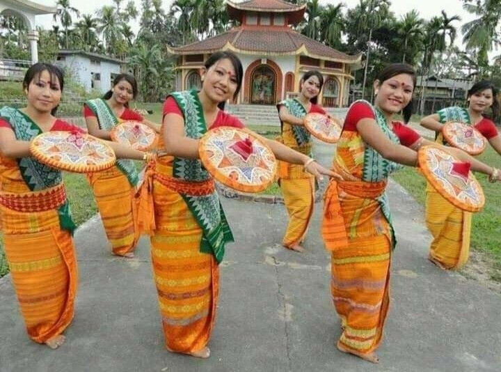 Ngôn ngữ thuộc hệ Tạng – Miến. Tiếng Bodo thuộc nhánh Bodo-Garo của hệ ngôn ngữ Tạng – Miến. Ngày nay, ngôn ngữ này sử dụng chữ Devanagari và được công nhận là một trong các ngôn ngữ chính thức của Ấn Độ, thể hiện vị thế văn hóa quan trọng của cộng đồng. Ảnh: Pinterest.