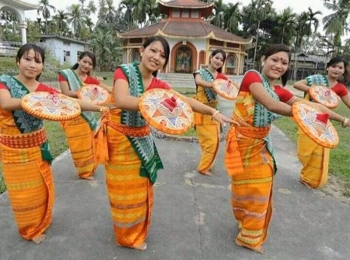 Ngôn ngữ thuộc hệ Tạng – Miến. Tiếng Bodo thuộc nhánh Bodo-Garo của hệ ngôn ngữ Tạng – Miến. Ngày nay, ngôn ngữ này sử dụng chữ Devanagari và được công nhận là một trong các ngôn ngữ chính thức của Ấn Độ, thể hiện vị thế văn hóa quan trọng của cộng đồng. Ảnh: Pinterest.