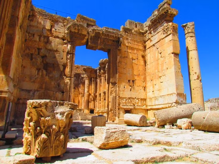 1. Baalbek từng là trung tâm tôn giáo quan trọng của La Mã. Người La Mã cổ đại đã xây dựng tại đây một quần thể đền thờ hoành tráng, trong đó nổi bật là đền thờ thần Jupiter – lớn nhất từng được xây. Ảnh: Pinterest.