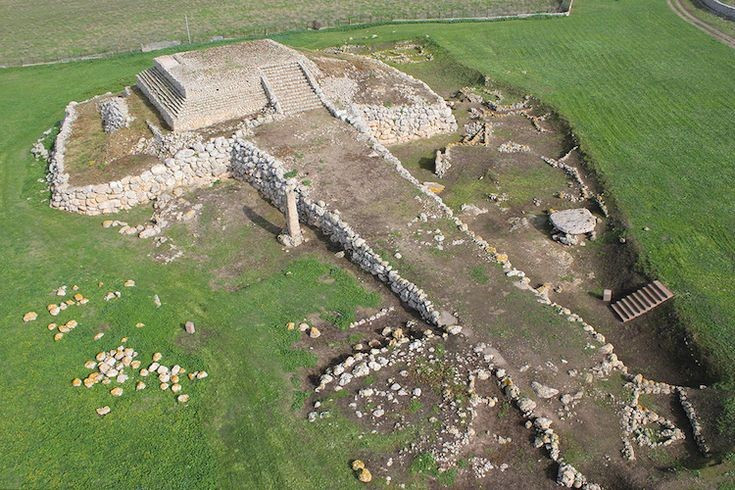 Được xem là công trình tiền sử độc nhất tại châu Âu. Monte d’Accoddi có hình dạng bậc thang giống kim tự tháp, điều cực kỳ hiếm trong kiến trúc cổ châu Âu, khiến giới khảo cổ đặc biệt chú ý. Ảnh: Pinterest.