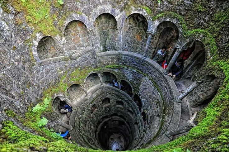 Quinta da Regaleira đầy huyền bí. Quinta da Regaleira nổi tiếng với giếng xoắn ốc sâu hun hút, biểu tượng cho hành trình khai sáng tâm linh. Khu dinh thự này kết hợp kiến trúc Gothic, Manueline và biểu tượng huyền học. Ảnh: Pinterest.