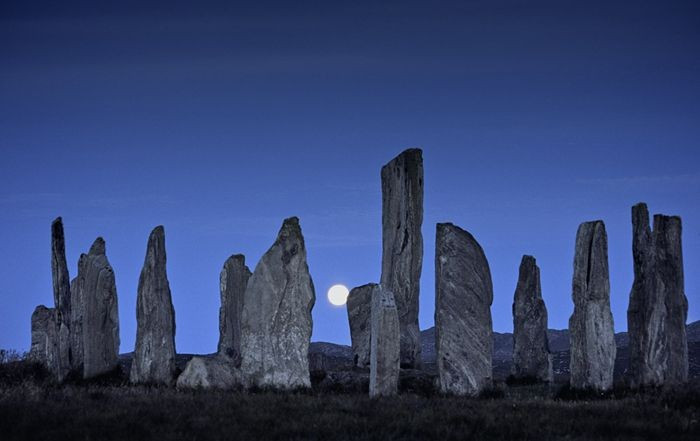 Vị trí biệt lập. Vòng đá Callanish nằm ở Outer Hebrides, hòn đảo hẻo lánh phía Tây Scotland, tạo nên điểm nhấn cảnh quan của nơi này. Ảnh: Pinterest.