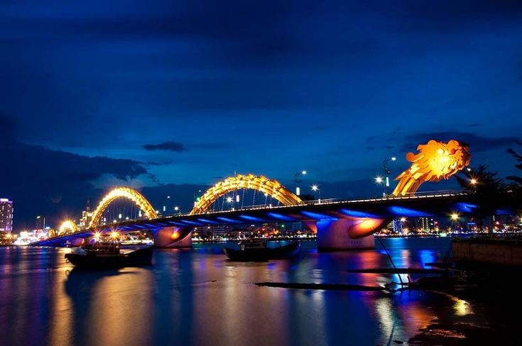 Cầu Rồng (Đà Nẵng). Ngắm trăng từ sông Hàn trong khi cầu phun lửa, phun nước là cách đón Trung thu đầy sắc màu và hiện đại. Ảnh: Pinterest.