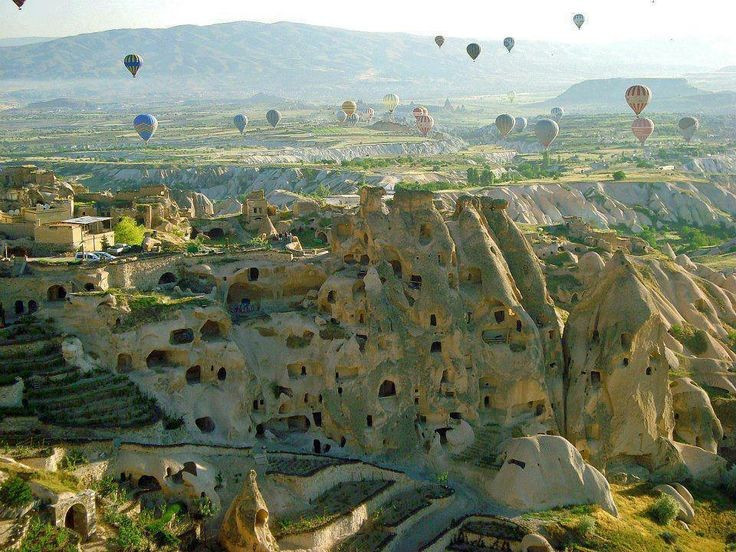 Nông nghiệp vẫn gắn bó với đời sống địa phương. Bên cạnh du lịch, người dân Cappadocia vẫn trồng nho, mơ và chăn nuôi trên cao nguyên khô hạn. Sự kết hợp giữa truyền thống và hiện đại tạo nên bản sắc riêng cho vùng đất đặc biệt này. Ảnh: Pinterest.