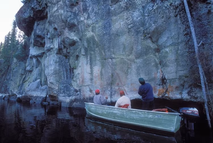 Việc bảo tồn do chính cộng đồng bản địa dẫn dắt. Khác với nhiều khu bảo tồn khác, quá trình bảo vệ Pimachiowin Aki được khởi xướng và quản lý với vai trò trung tâm của các cộng đồng bản địa địa phương. Họ kết hợp luật tục truyền thống với các chính sách bảo tồn hiện đại để giữ gìn vùng đất này. Ảnh: sustainableheritagecasestudies.ca.