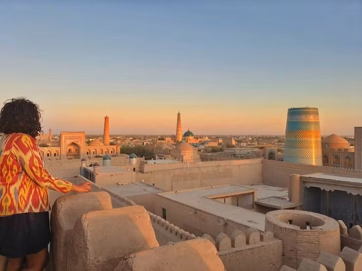 Một “thành phố bảo tàng” còn cư dân sinh sống. Không chỉ là điểm tham quan, Itchan Kala vẫn có người dân sinh sống trong các ngôi nhà cổ. Sự kết hợp giữa đời sống thường nhật và di sản kiến trúc tạo nên bầu không khí vừa cổ kính vừa sống động. Ảnh: Pinterest.