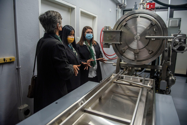 2. ‘Hỏa táng’ bằng nước: Phương pháp hiện đại này dùng thủy phân kiềm thay thế lửa. Dung dịch kiềm được đun nóng để phân hủy xác, phần còn lại được nghiền thành tro. Ảnh: The Irish Sun.