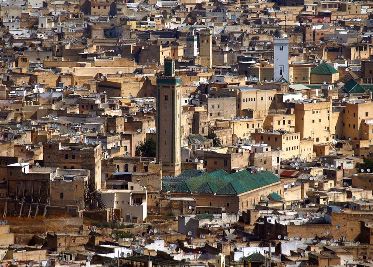 Một trong những khu phố cổ lớn nhất thế giới. Medina (phố cổ) của Fez là khu đô thị cổ không xe cơ giới lớn nhất thế giới, với hàng nghìn con hẻm nhỏ đan xen như mê cung khiến du khách dễ lạc lối. Ảnh: Pinterest.