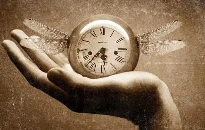 Du hành thời gian vẫn là bài toán mở. Trong góc nhìn vật lý hiện đại, đi tới tương lai là khả thi về nguyên tắc, còn quay về quá khứ vẫn nằm ở ranh giới giữa toán học, triết học và khoa học viễn tưởng. Ảnh: Pinterest.