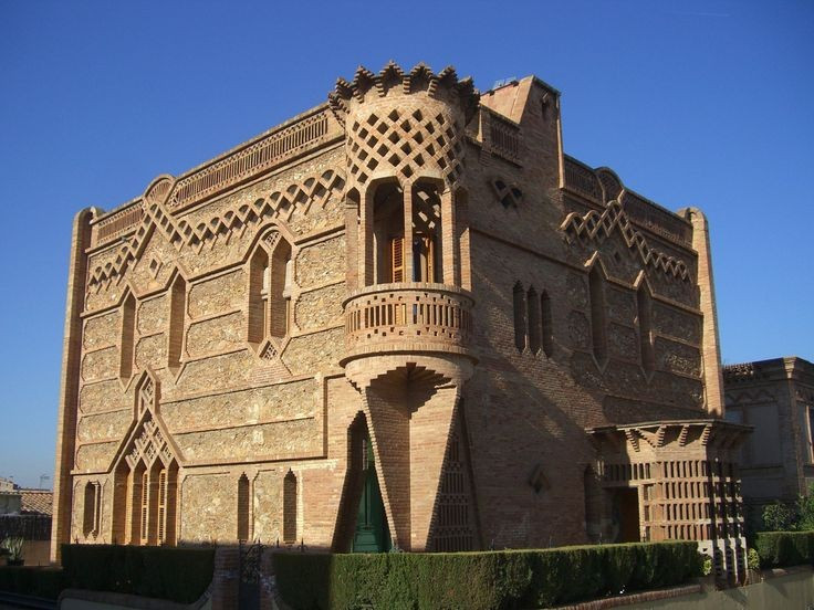 Colònia Güell (nhà nguyện). Colònia Güell là "phòng thí nghiệm" kiến trúc nơi Gaudí thử nghiệm các kết cấu vòm nghiêng và cột xiên trước khi áp dụng cho Sagrada Família. Dù chưa hoàn thành toàn bộ dự án, công trình này vẫn thể hiện tầm nhìn tiên phong của ông. Ảnh: Pinterest.