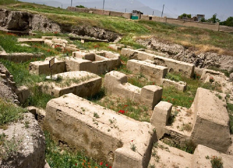 Ecbatane se situe à l'actuelle Hamadan. La ville moderne d'Hamadan, en Iran, est située sur les ruines de l'ancienne Ecbatane, où de nombreux sites archéologiques ont été mis au jour. Photo : iranontour.com. Vị trí của Ecbatana là Hamadan ngày nay. Thành phố hiện đại Hamadan ở Iran nằm trên tàn tích của Ecbatana cổ đại, nơi nhiều di chỉ khảo cổ đã phát lộ. Ảnh: iranontour.com.